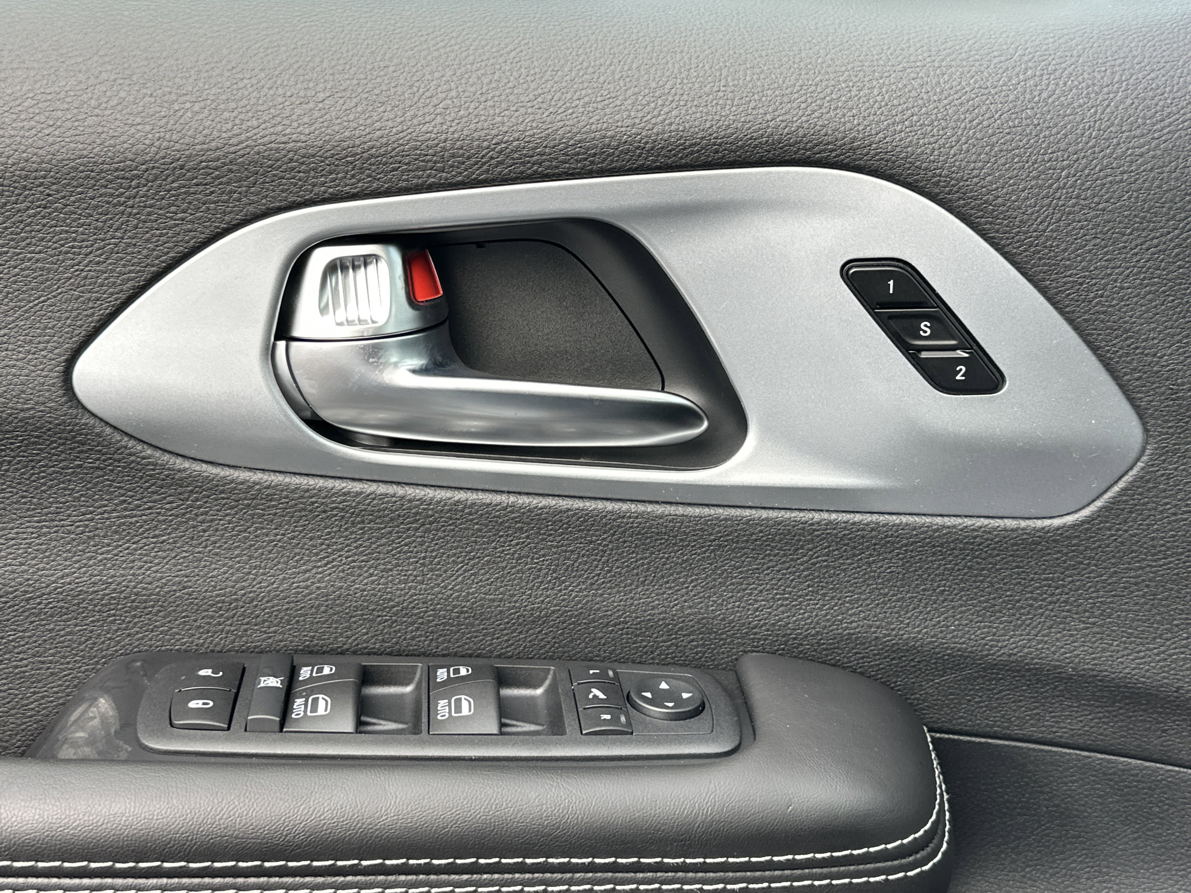 New 2026 Chrysler Pacifica Limited w/ Uconnect Theater Family Group image 13