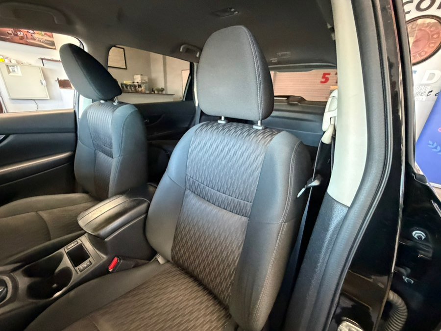 Used 2018 Nissan Rogue S image 17