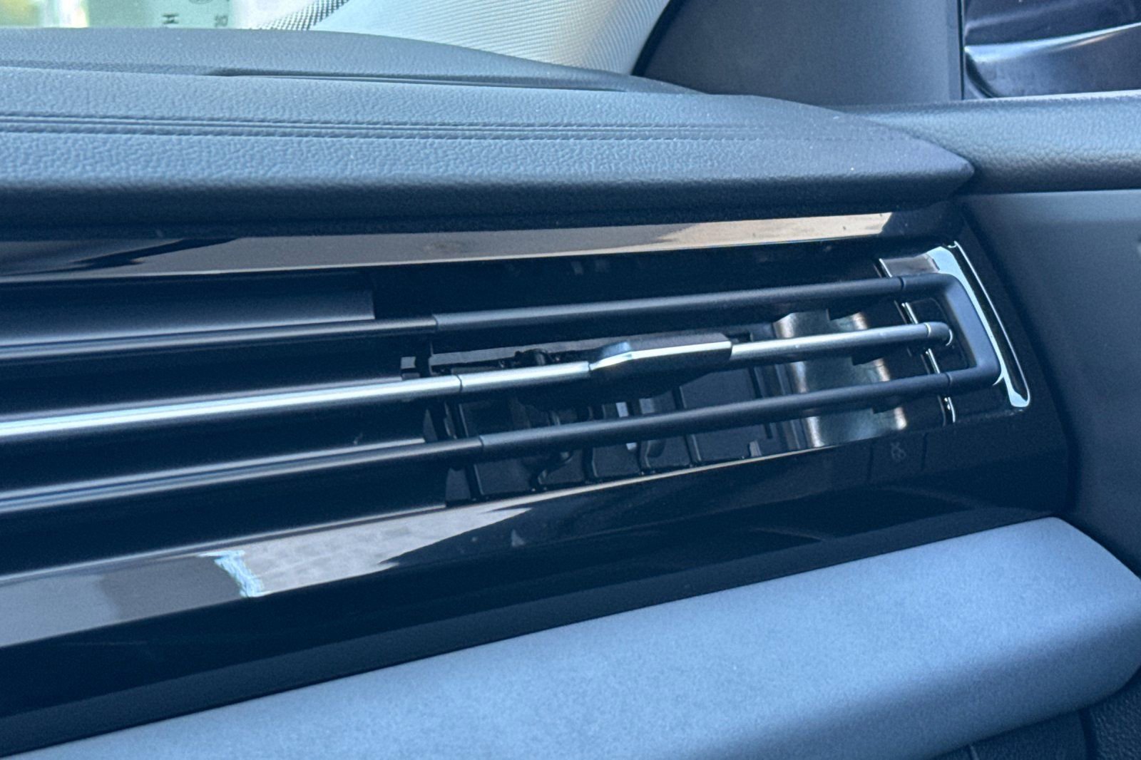 Used 2025 Volkswagen Jetta SE image 29