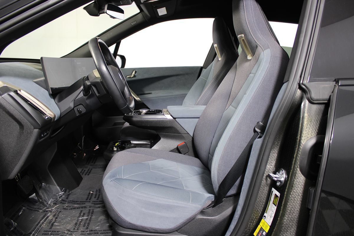 Used 2023 BMW iX xDrive50 w/ Sport Package AWD/4WD image 6