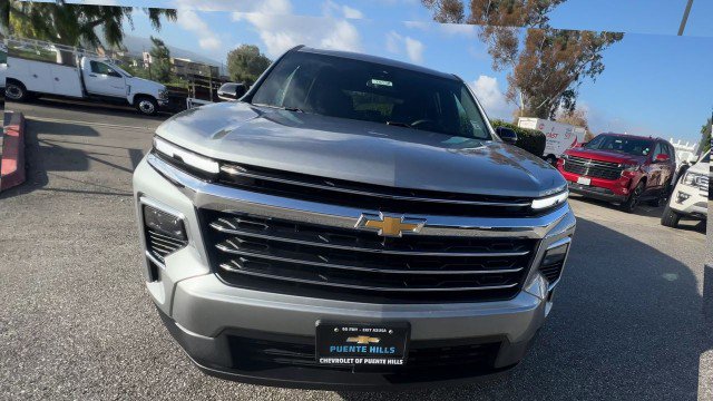 Used 2025 Chevrolet Traverse LT image 3