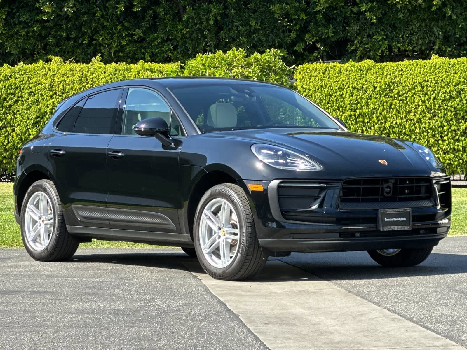 Certified 2025 Porsche Macan AWD/4WD image 10