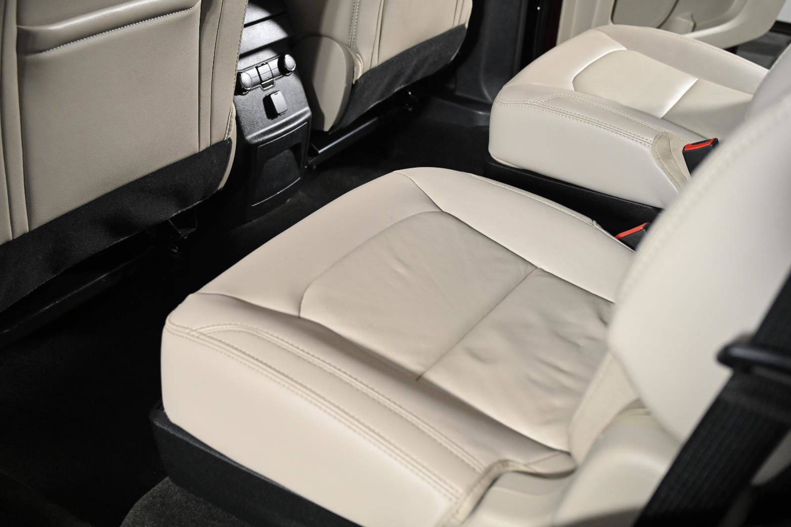 Used 2018 Ford Explorer XLT w/ Equipment Group 202A image 25