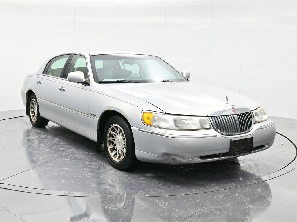 Used 2002 Lincoln Town Car Signature image 1