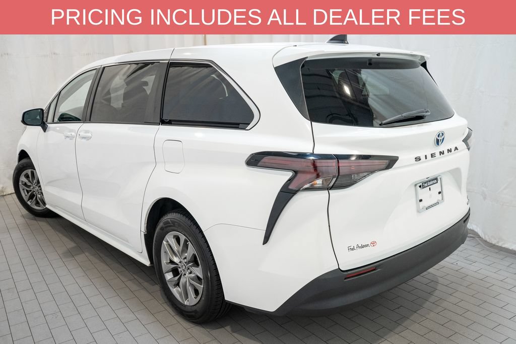 Used 2024 Toyota Sienna LE FWD image 3