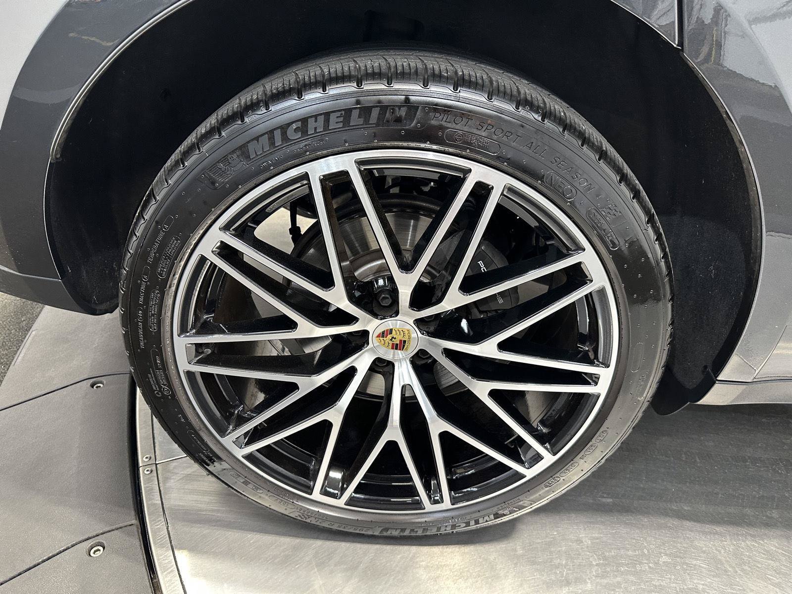 Used 2026 Porsche Macan AWD/4WD image 13