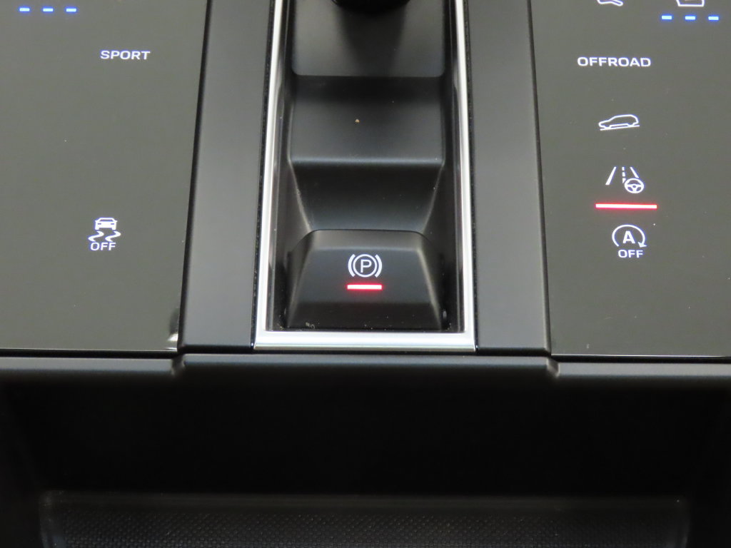 Certified 2023 Porsche Macan AWD/4WD image 27