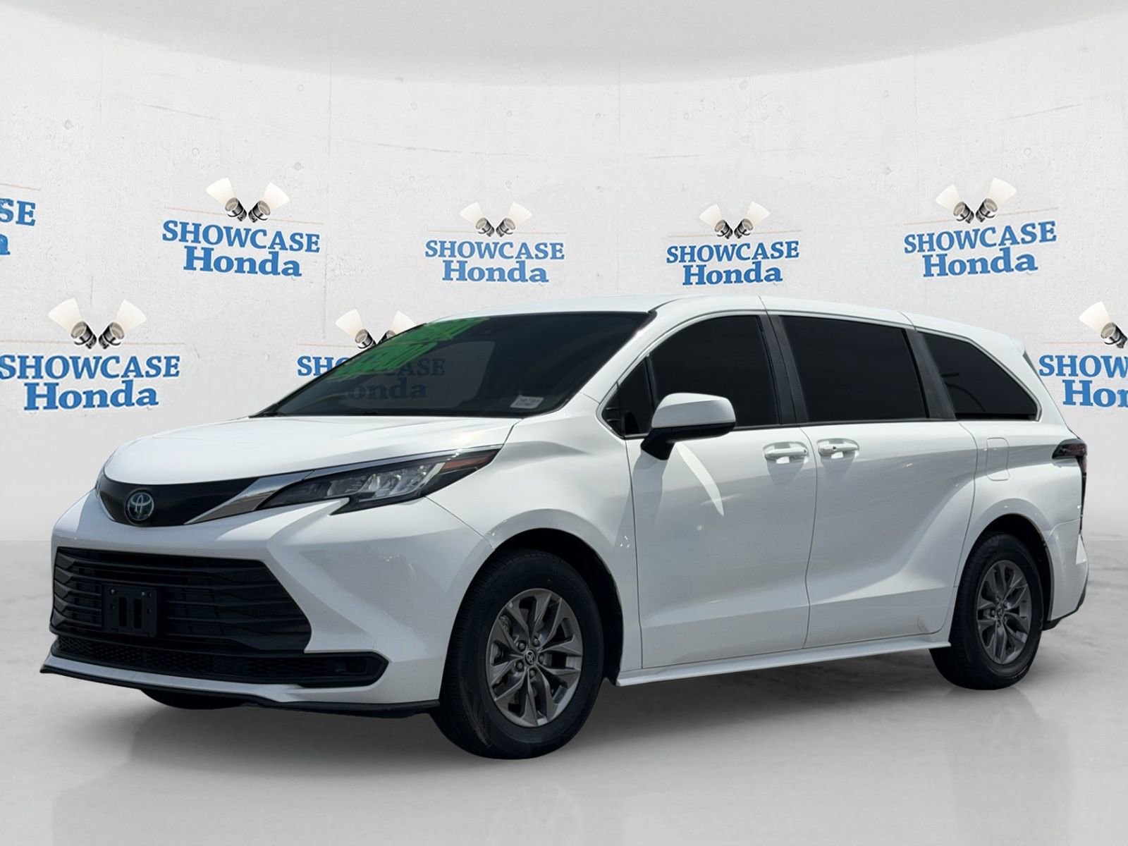 Used 2023 Toyota Sienna LE image 2