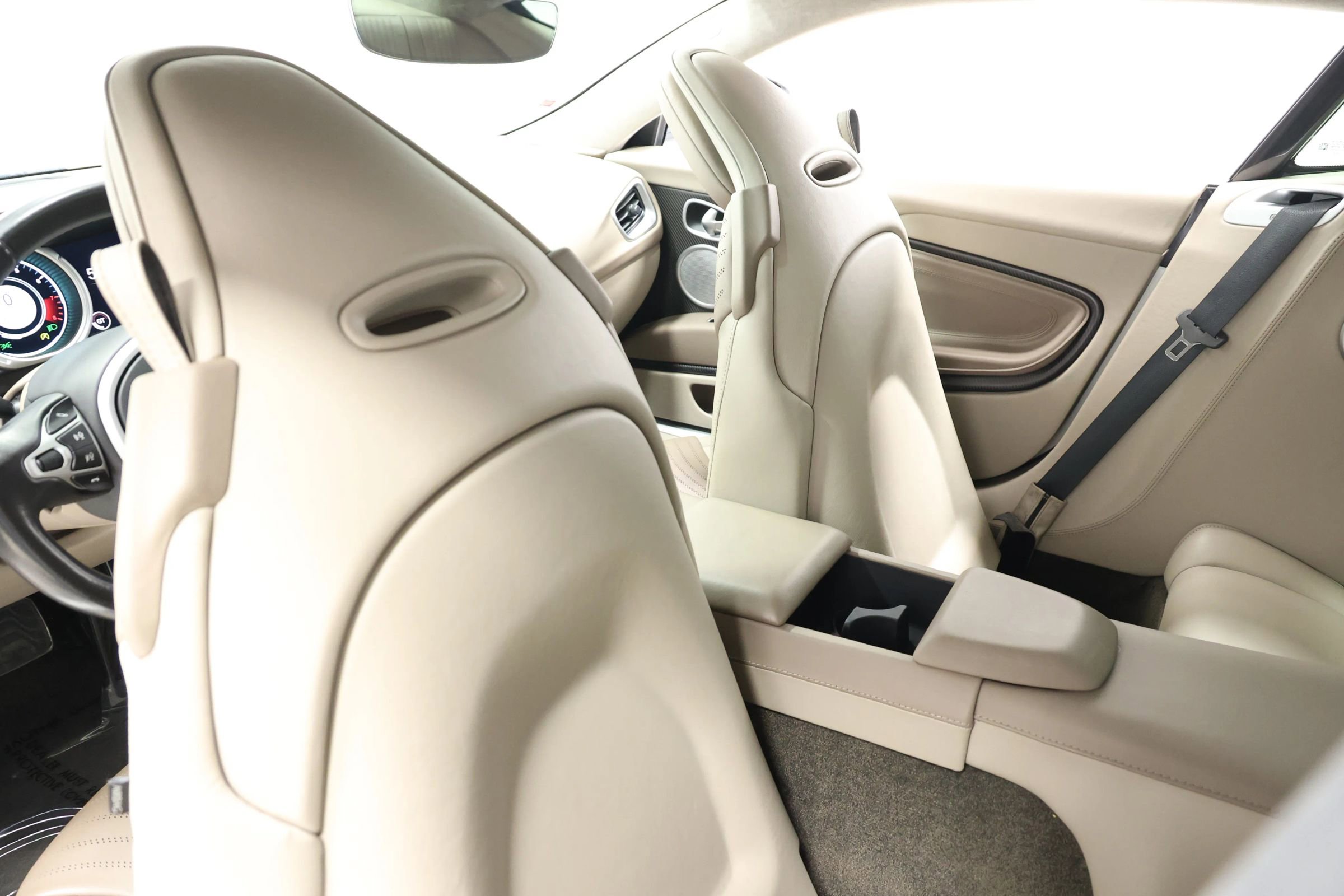 Used 2018 Aston Martin DB11 Coupe image 41