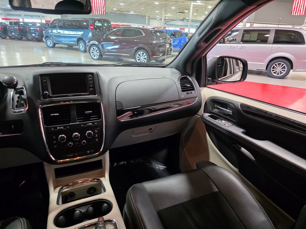 Used 2020 Dodge Grand Caravan SXT w/ Rear Park Assist Package FWD image 16