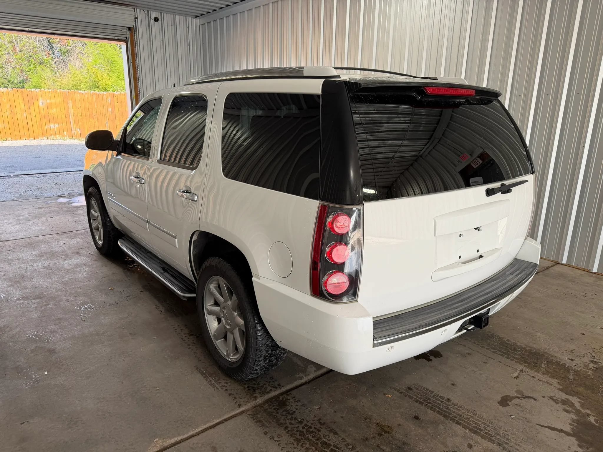 Used 2014 GMC Yukon Denali AWD/4WD image 2