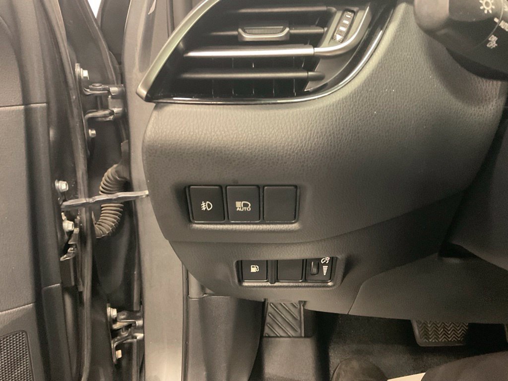 Used 2018 Toyota C-HR XLE FWD image 18