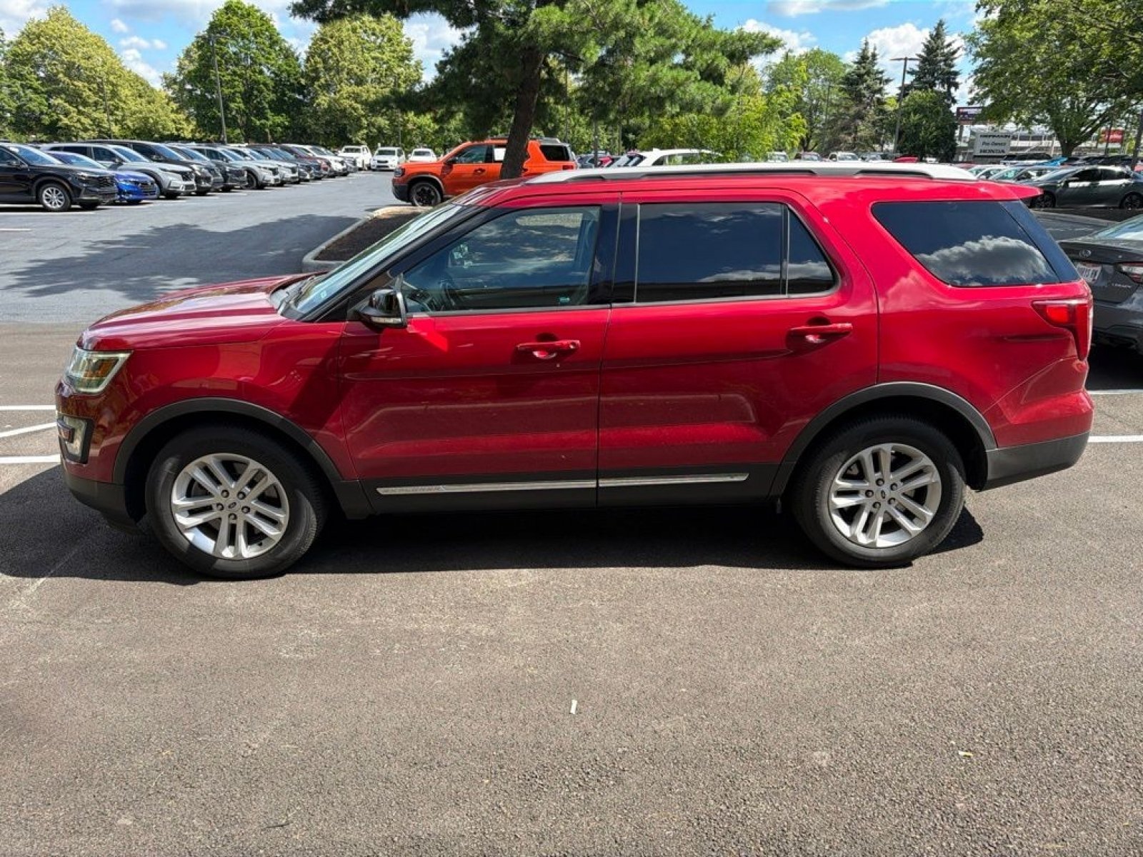 Used 2017 Ford Explorer XLT w/ Equipment Group 202A FWD image 3