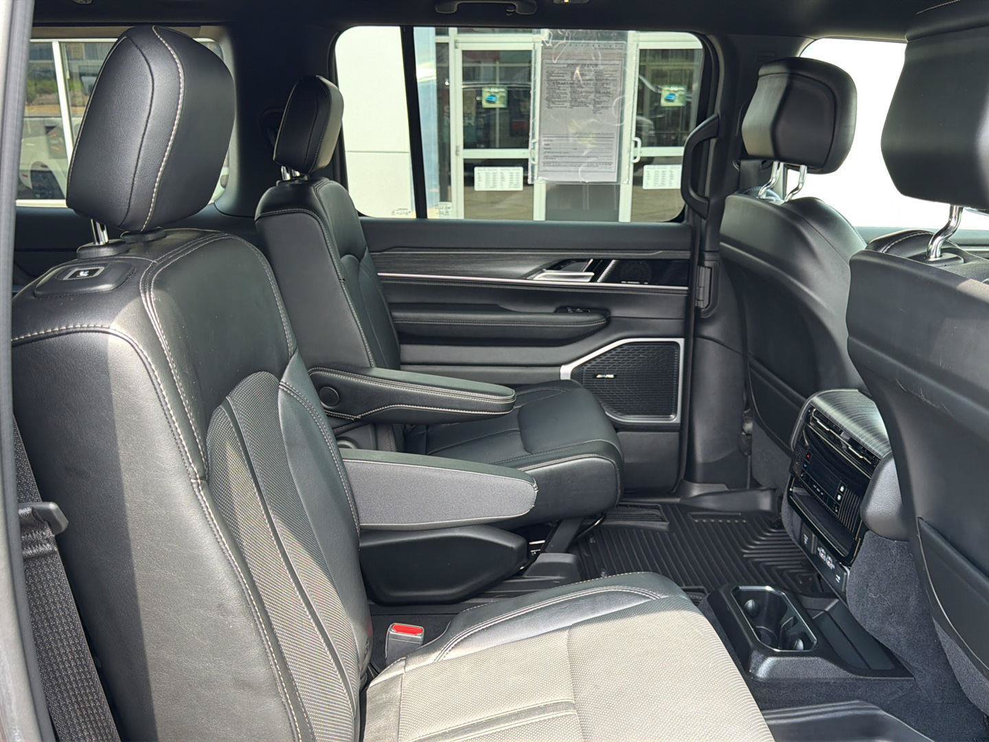 Used 2023 Jeep Wagoneer Series III w/ Preferred Equipment Group AWD/4WD image 9