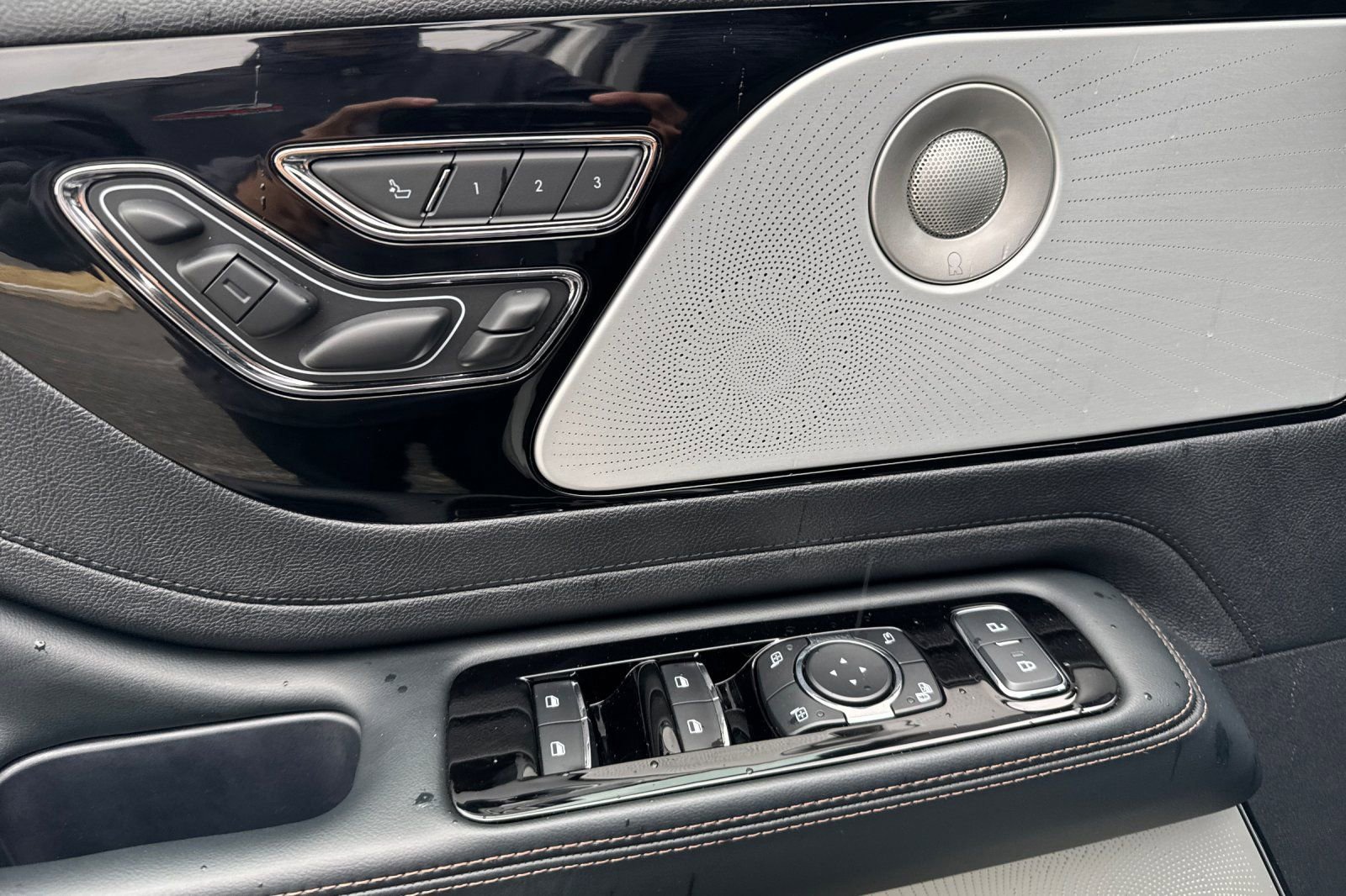 Used 2025 Lincoln Aviator Reserve w/ Luxury Package image 11