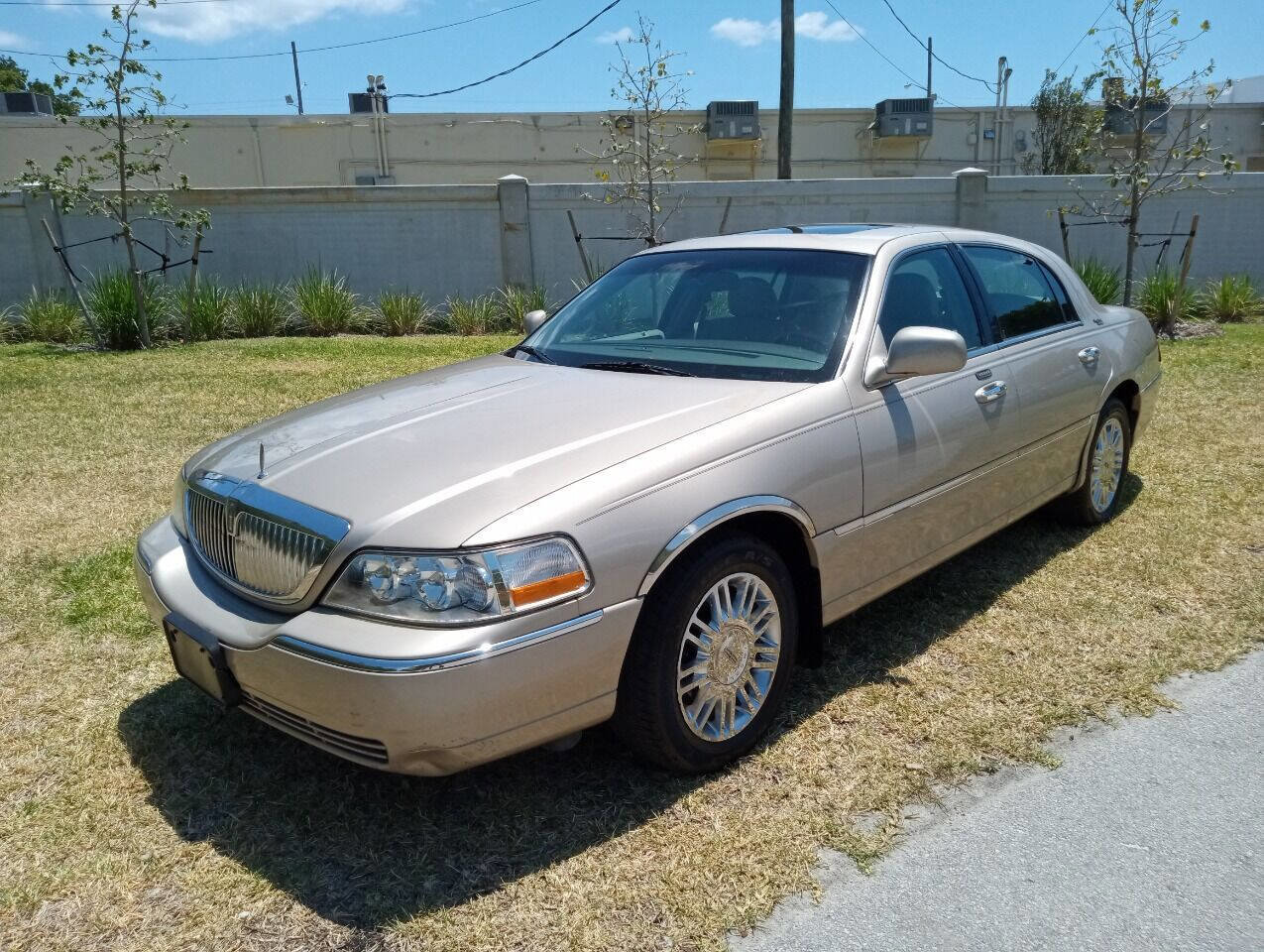 Used 2006 Lincoln Town Car Signature Limited