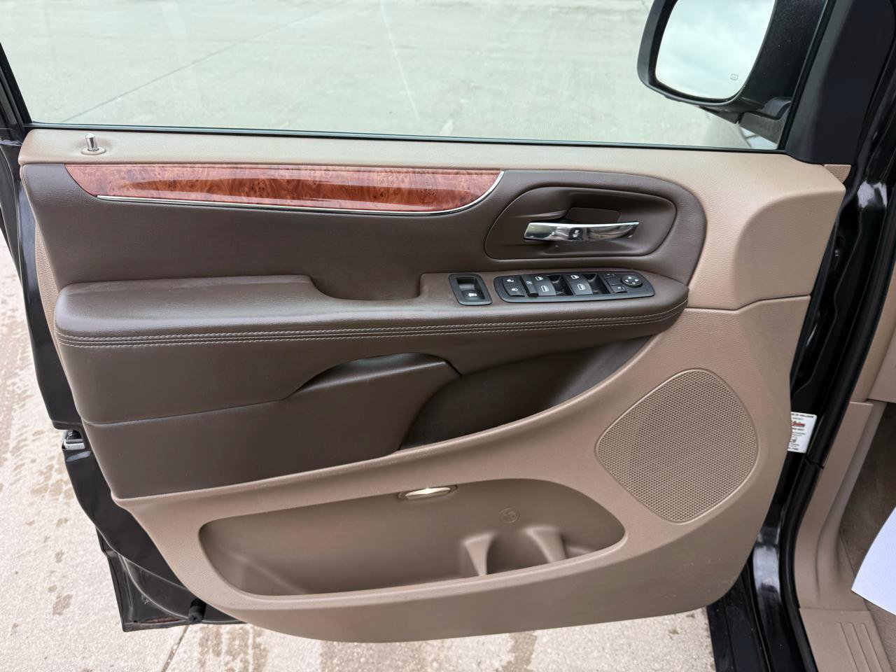 Used 2011 Chrysler Town & Country Touring-L w/ Entertainment Group #2 FWD image 9