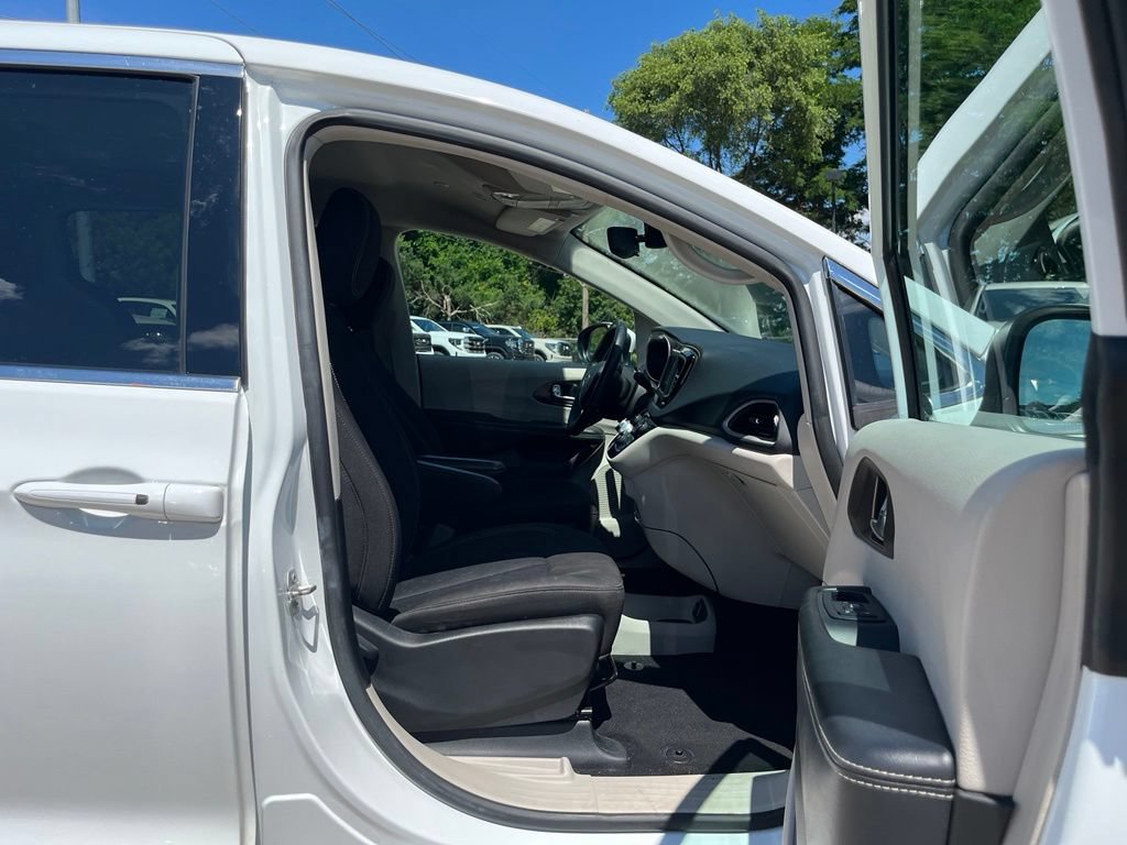 Used 2023 Chrysler Voyager LX FWD image 38