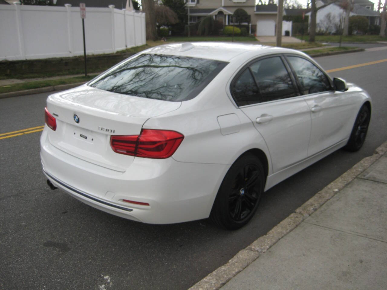 Used 2017 BMW 330i xDrive Sedan AWD/4WD image 3