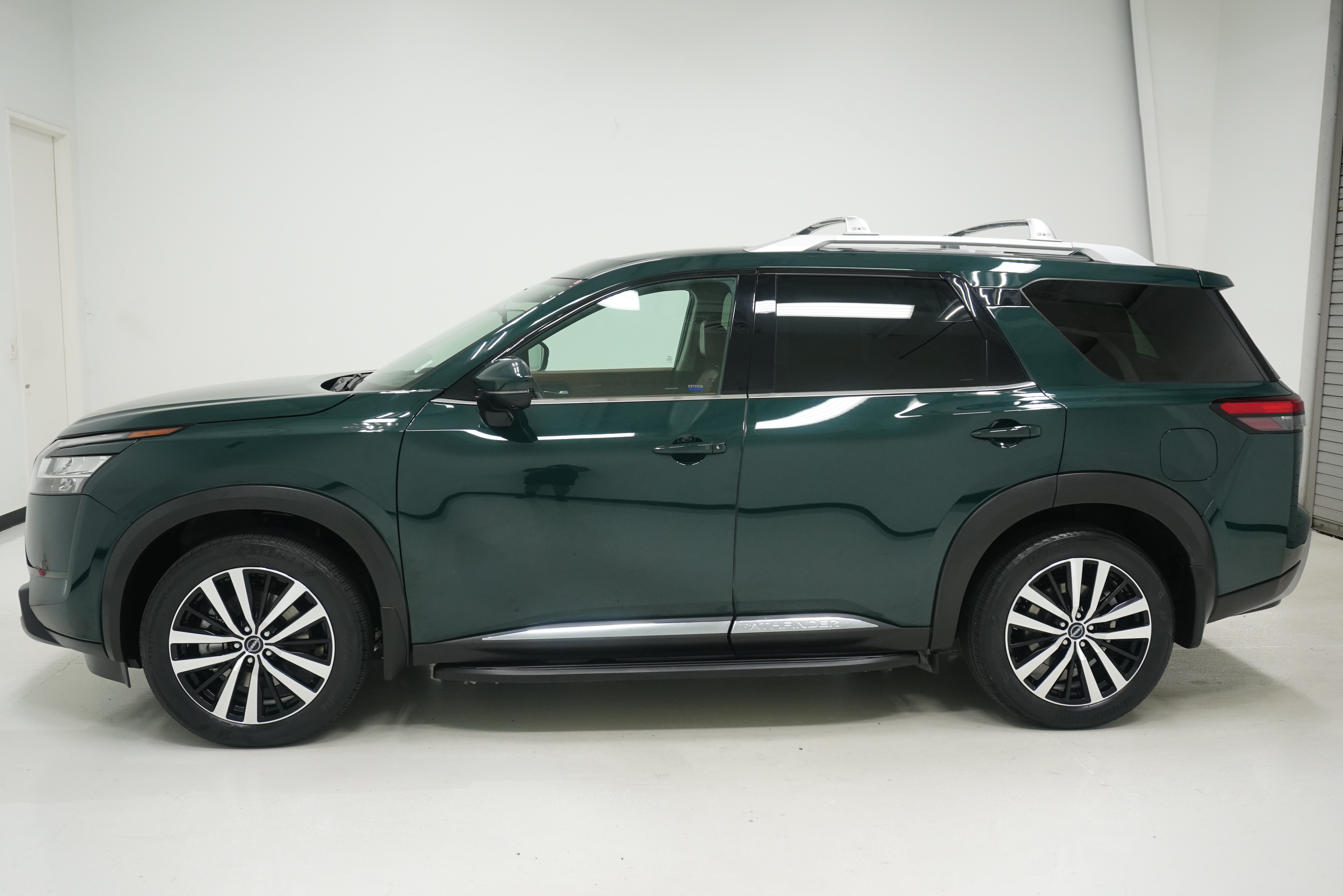 Used 2024 Nissan Pathfinder Platinum w/ Lighting Package (N93) FWD image 7