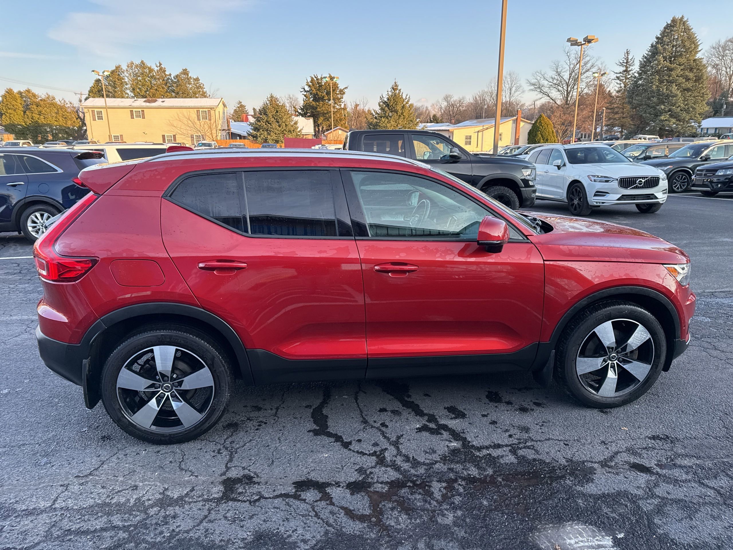 Used 2019 Volvo XC40 T5 Momentum image 7