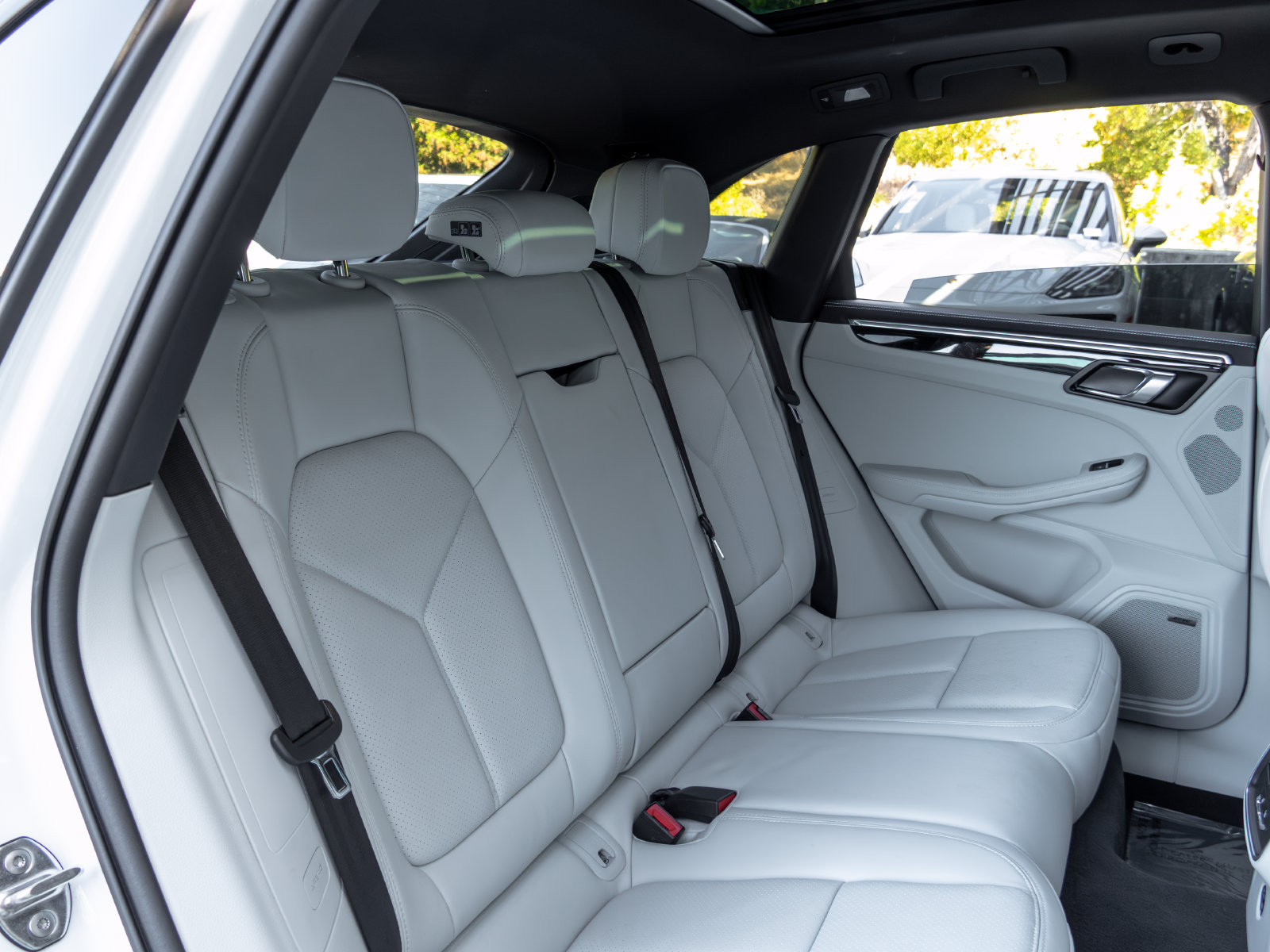 Certified 2025 Porsche Macan AWD/4WD image 50