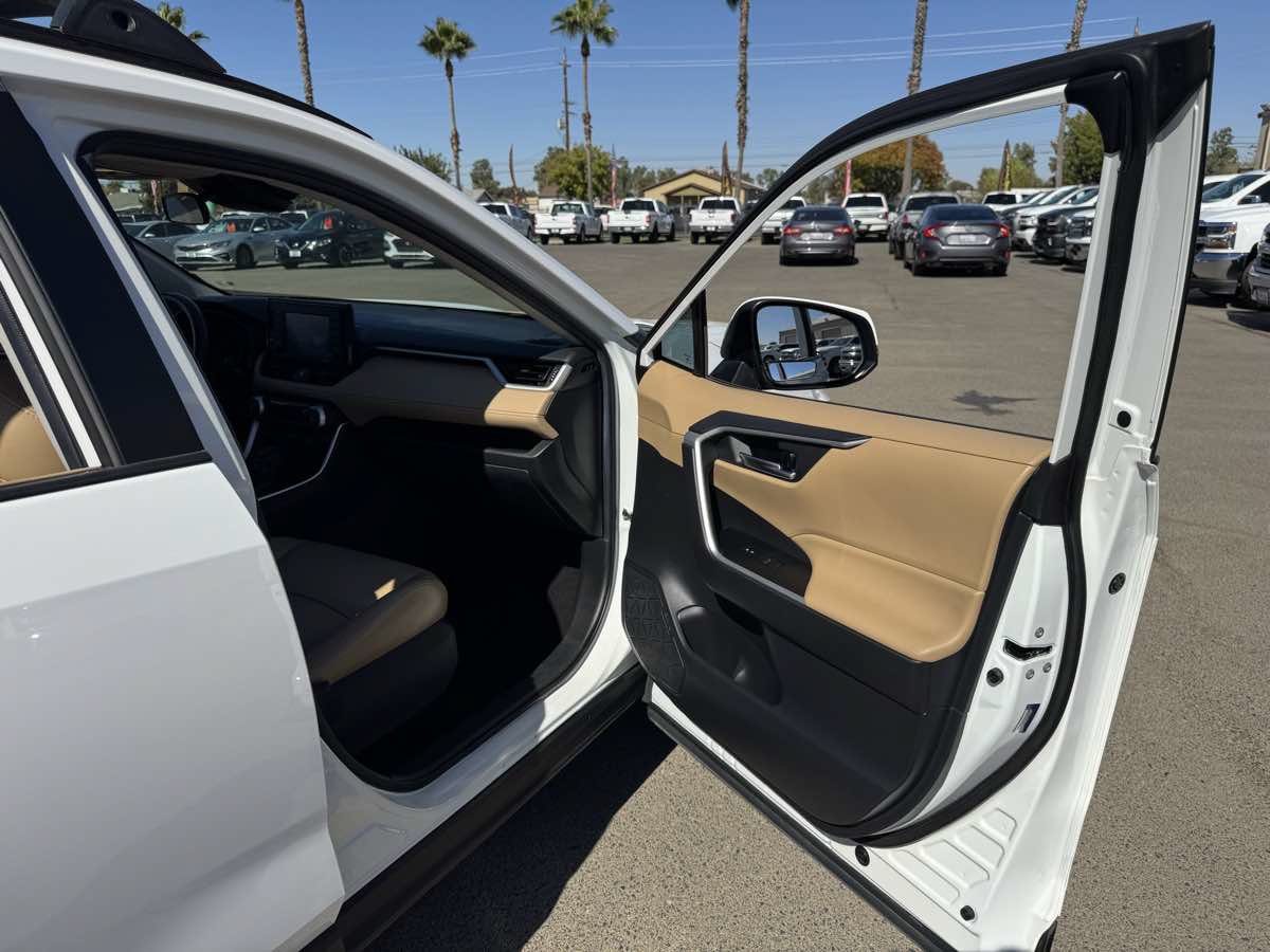 Used 2020 Toyota RAV4 XLE w/ Convenience Package AWD/4WD image 16