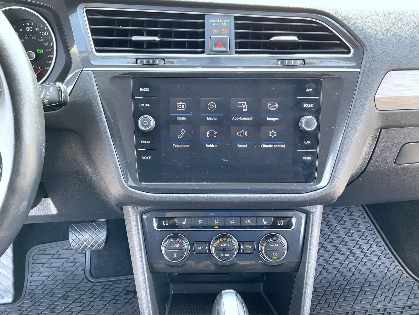 Used 2018 Volkswagen Tiguan SE w/ 3rd Row Seat Package AWD/4WD image 13