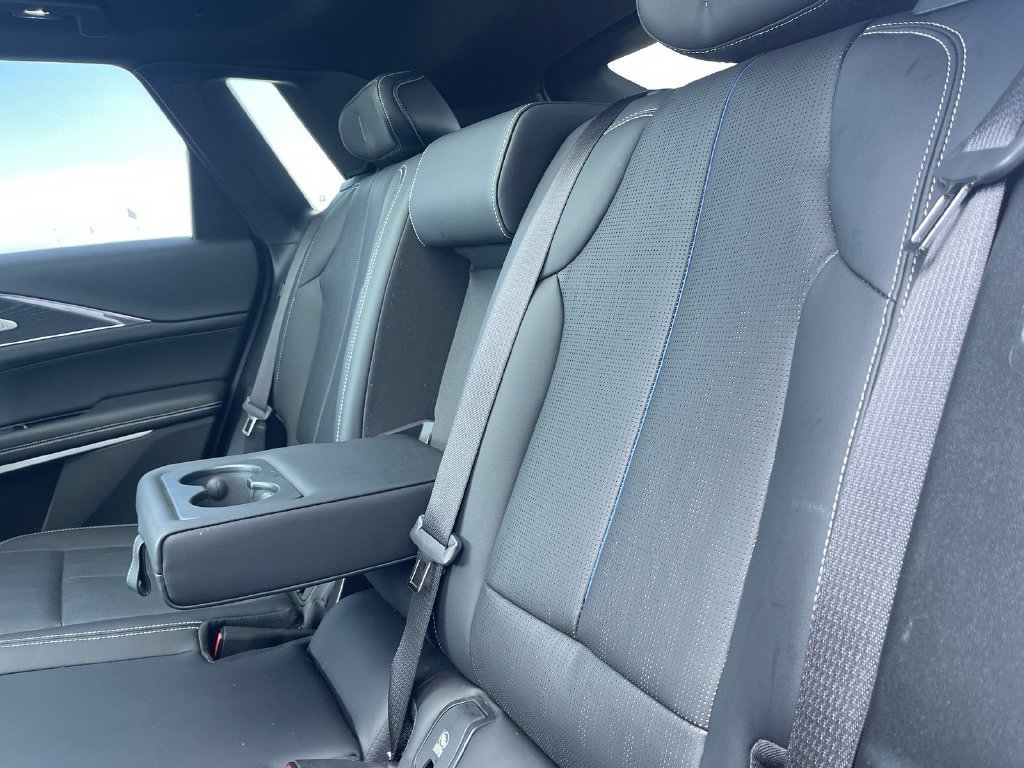 Used 2024 Cadillac Lyriq Luxury AWD/4WD image 31