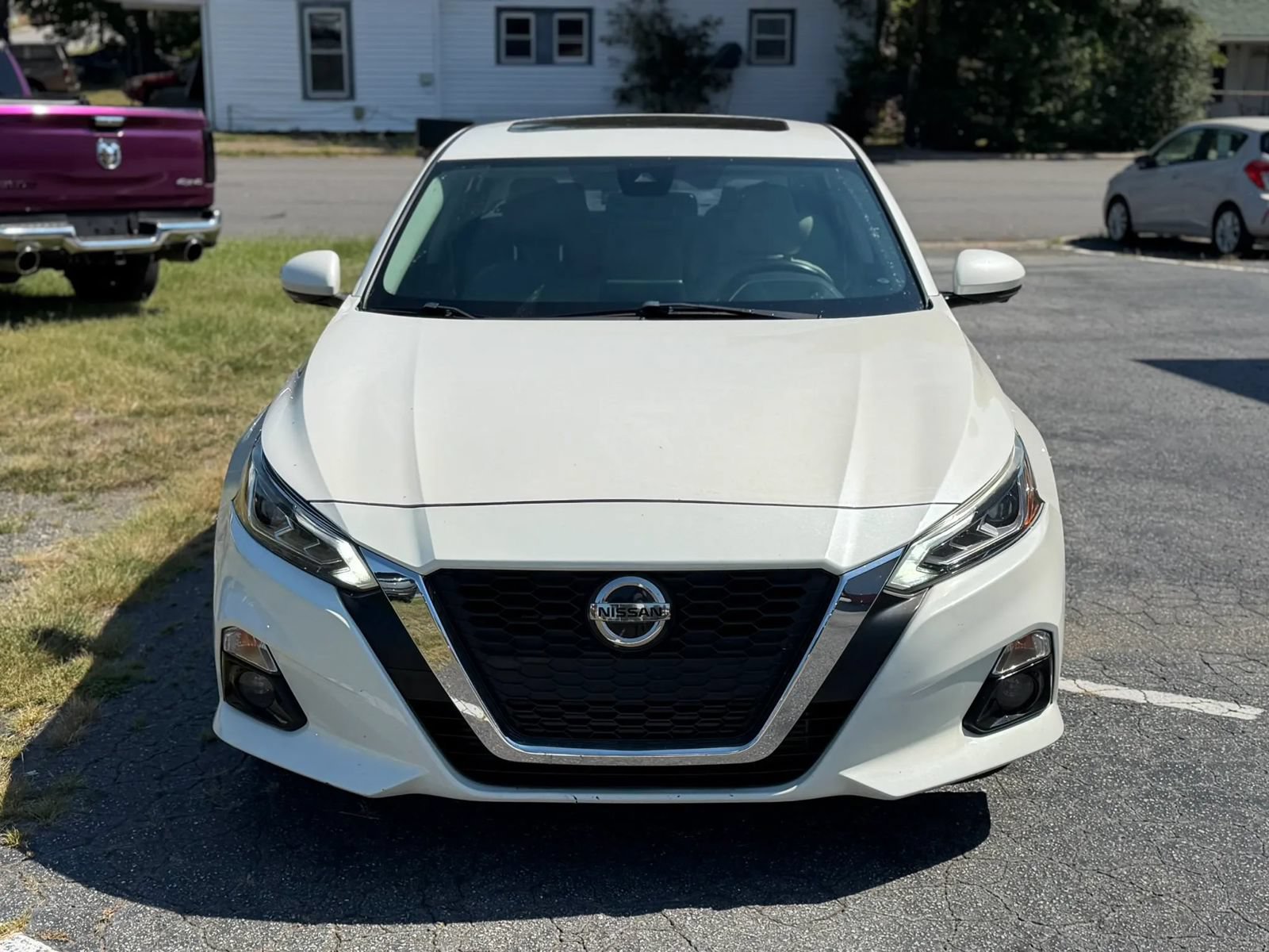 Used 2020 Nissan Altima 2.0 Platinum FWD image 2