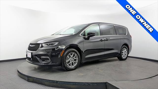 Used 2023 Chrysler Pacifica Touring-L FWD image 2