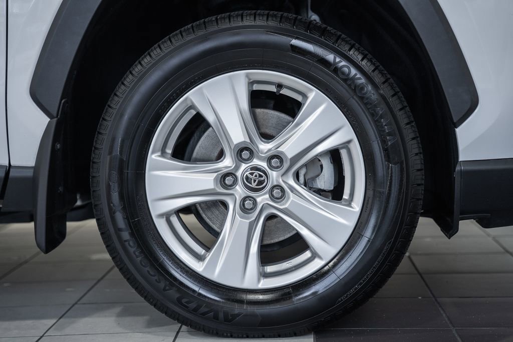 Used 2021 Toyota RAV4 XLE w/ Convenience Package FWD image 15