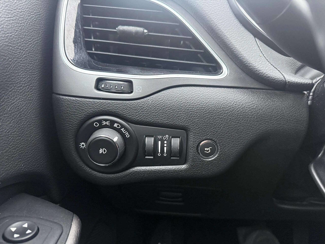 Used 2019 Jeep Cherokee Limited image 20