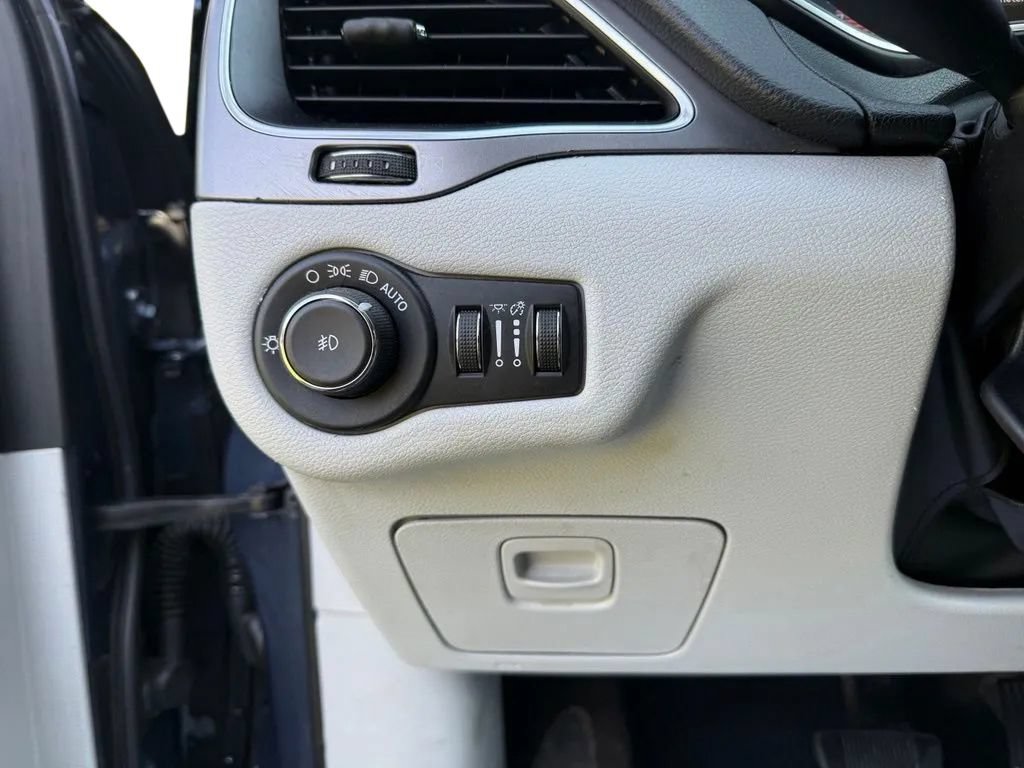 Used 2020 Jeep Cherokee Latitude Plus AWD/4WD image 19
