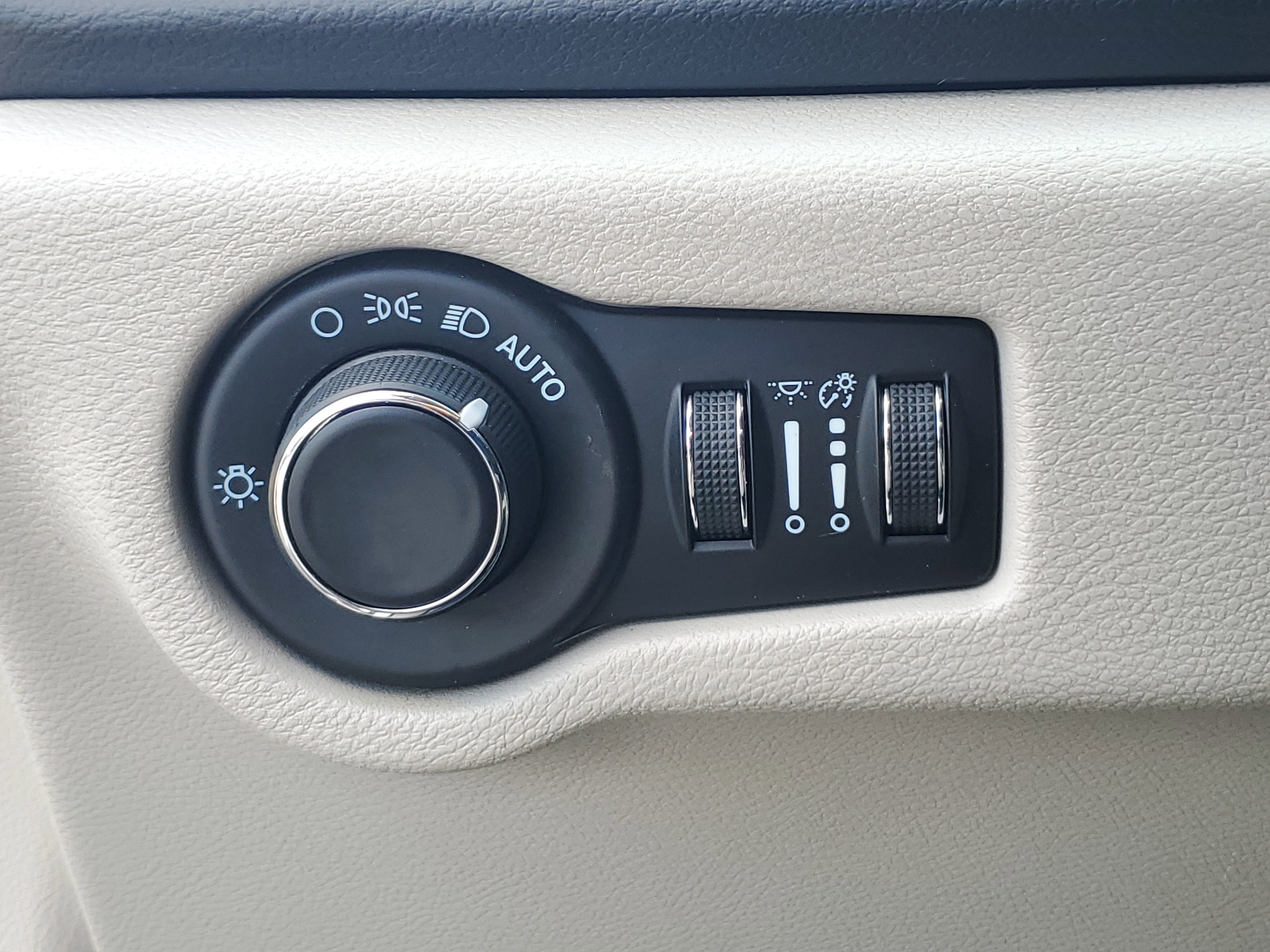 Used 2022 Chrysler Voyager LX image 20