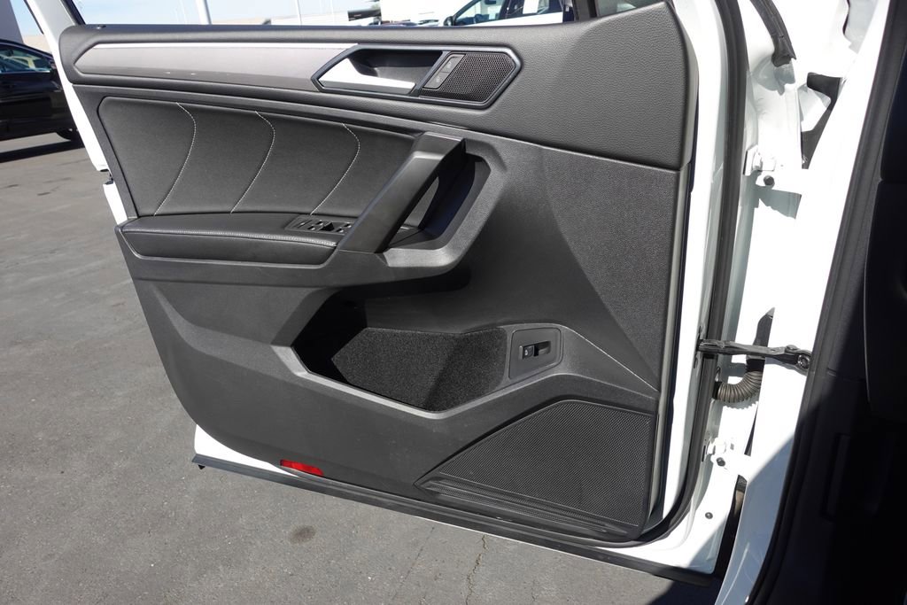 Used 2022 Volkswagen Tiguan SE R-Line image 21
