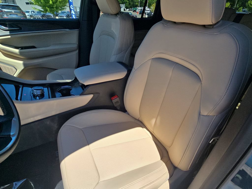New 2026 Jeep Grand Cherokee Limited w/ Luxury Tech Group II AWD/4WD image 16