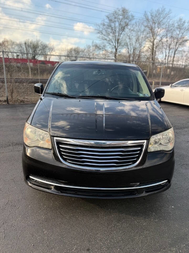 Used 2014 Chrysler Town & Country Touring FWD image 10