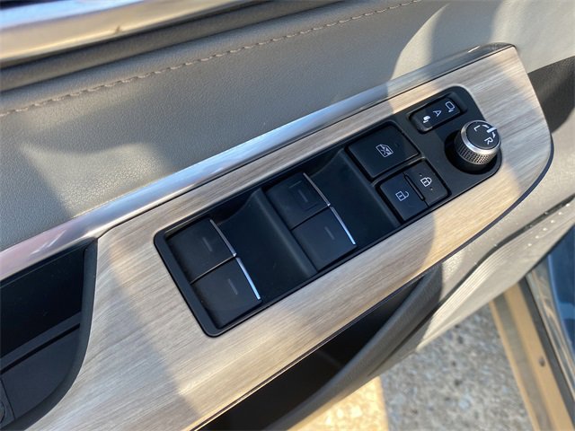 Used 2024 Toyota Venza XLE image 20