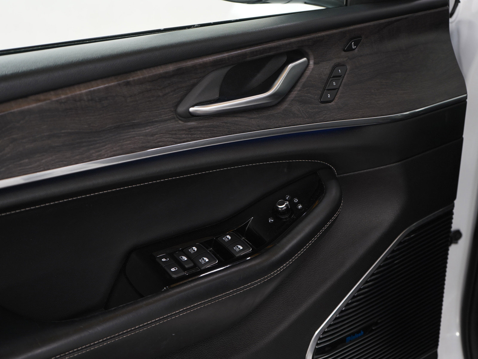 Used 2022 Jeep Grand Cherokee Overland w/ Luxury Tech Group IV image 23