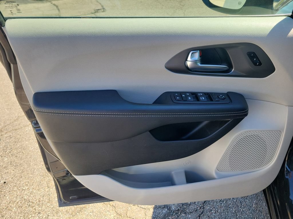 Used 2023 Chrysler Pacifica Touring-L FWD image 23