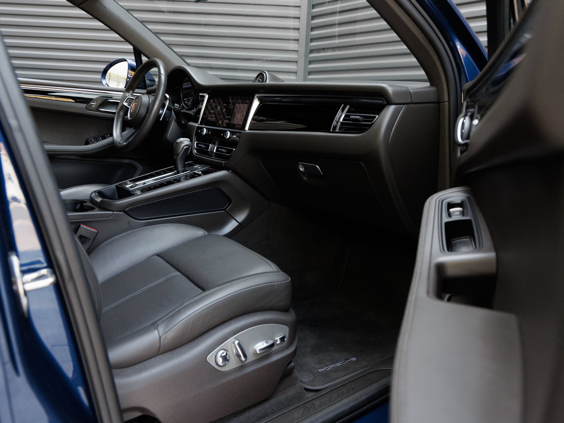 Certified 2022 Porsche Macan AWD/4WD image 35