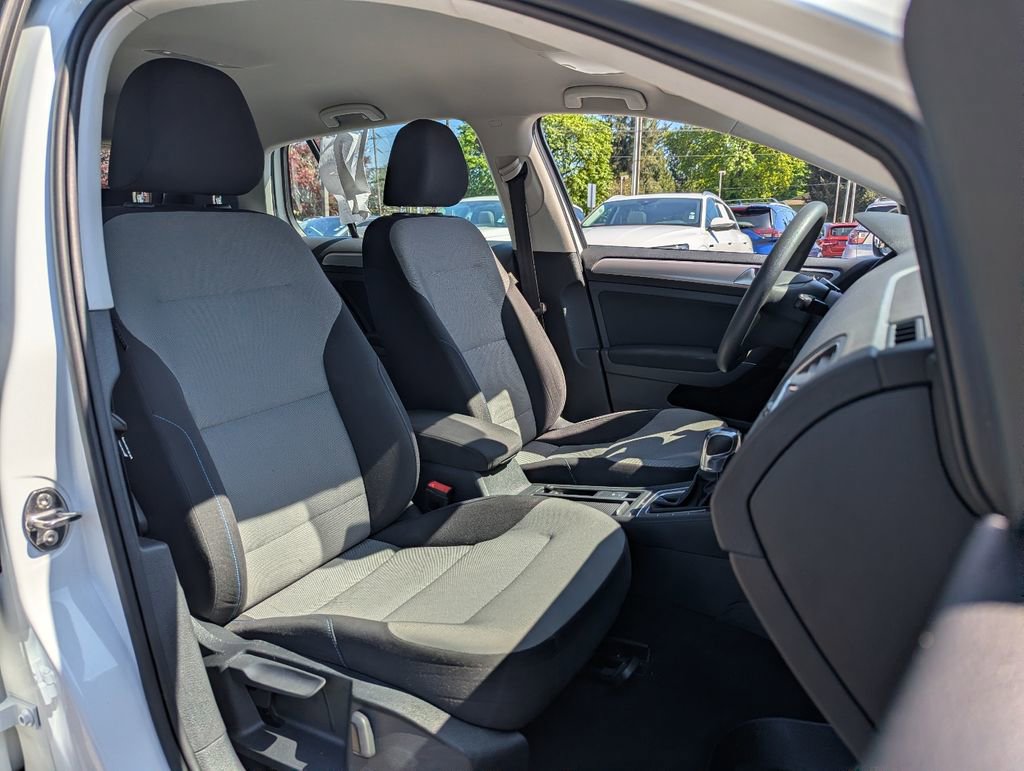 Used 2016 Volkswagen e-Golf SE FWD image 31