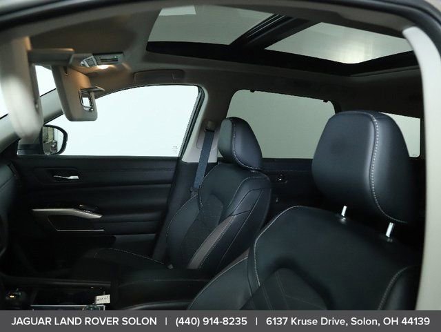 Used 2024 Nissan Pathfinder Platinum image 18