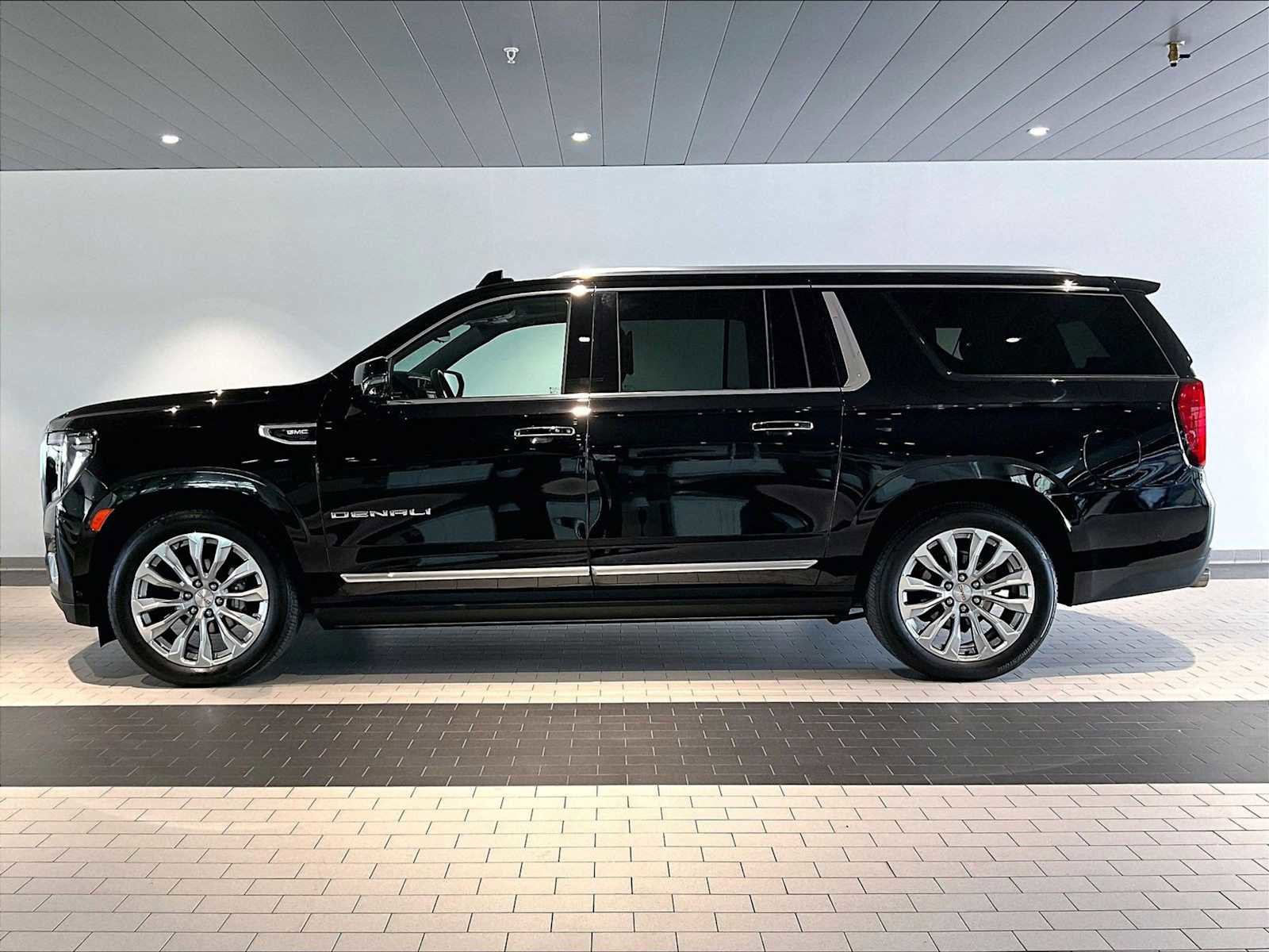 Used 2024 GMC Yukon XL Denali w/ Denali Reserve Package image 2