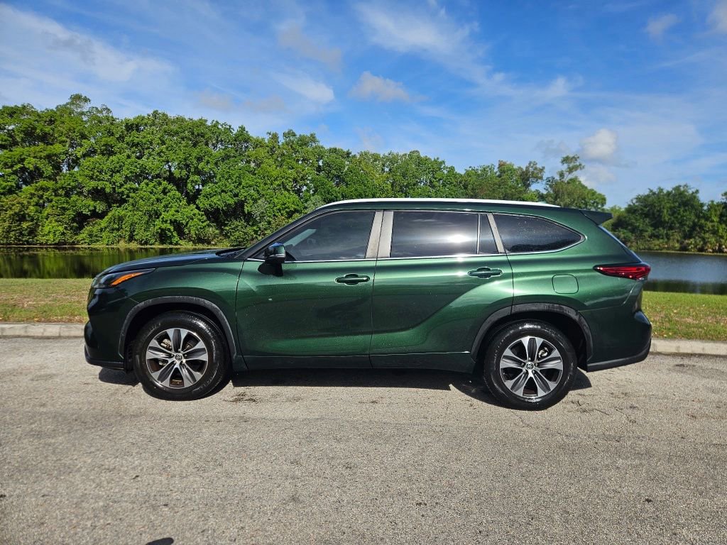 Used 2023 Toyota Highlander XLE image 2