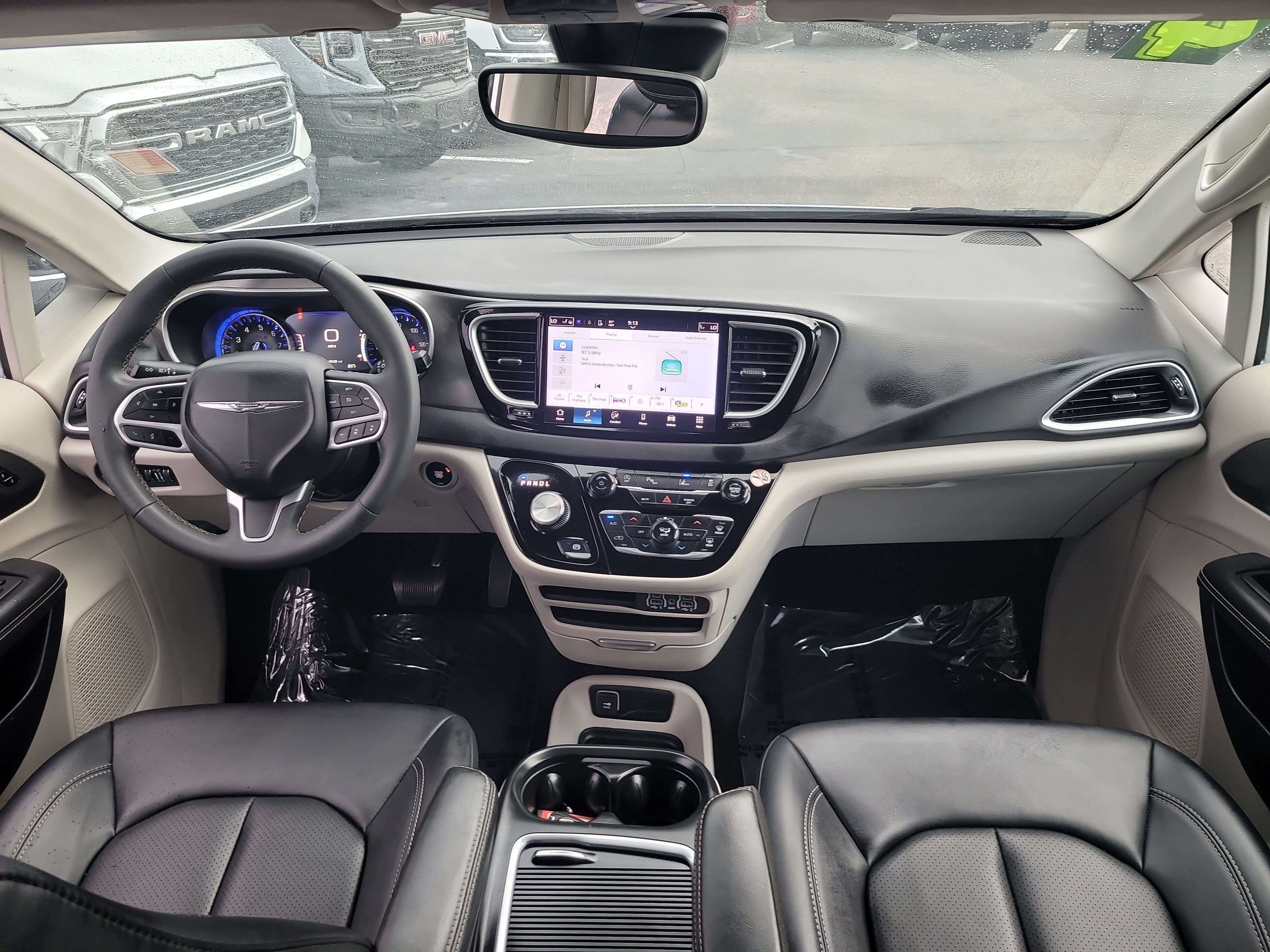 Used 2024 Chrysler Pacifica Touring-L FWD image 13