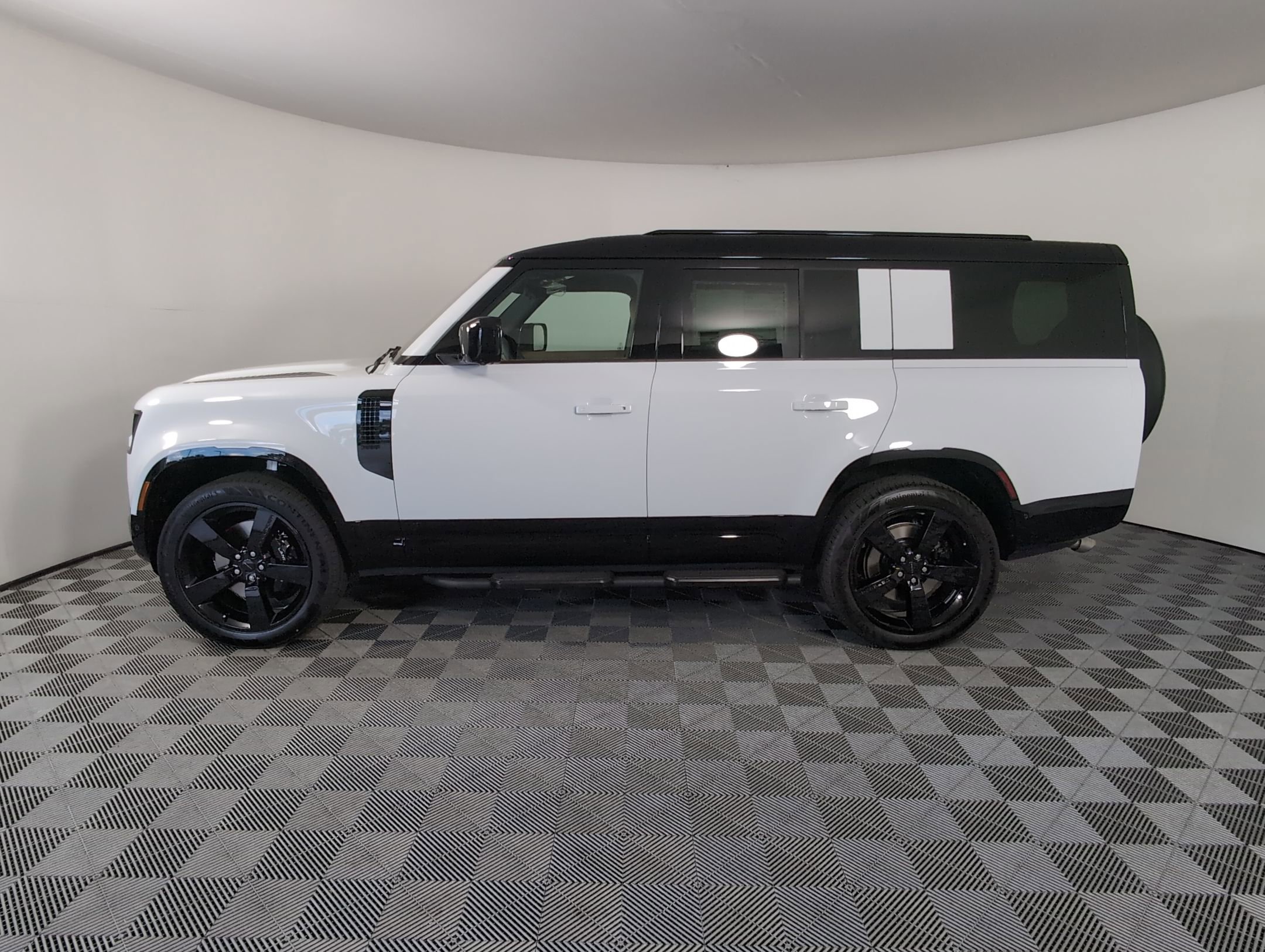 New 2026 Land Rover Defender 130 V8 image 2