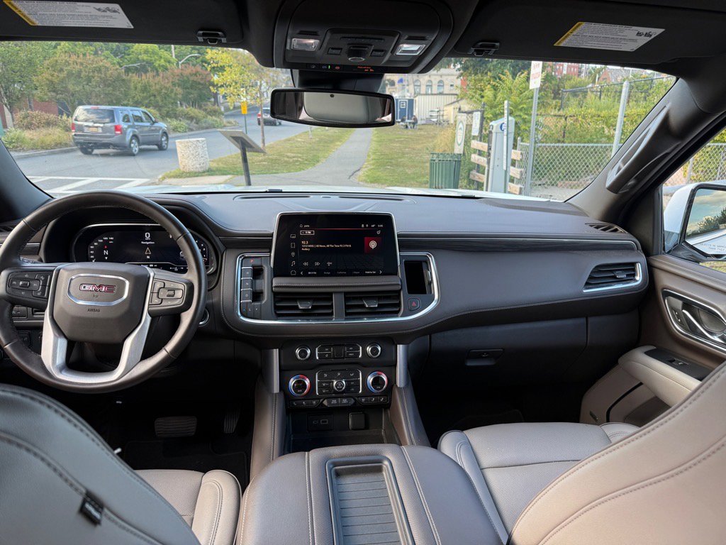 Used 2024 GMC Yukon SLT w/ SLT Luxury Package image 11