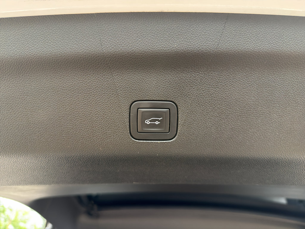 Used 2025 GMC Yukon XL AT4 AWD/4WD image 10